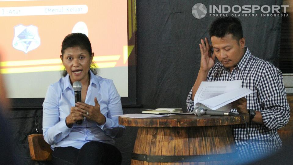 Belinda Siahaan (kiri) dan Sonny Agus Santoso dalam jumpa pers tentang seleksi pemain muda untuk memperkuat Pro Duta di ajang Viareggio Cup 2015.
